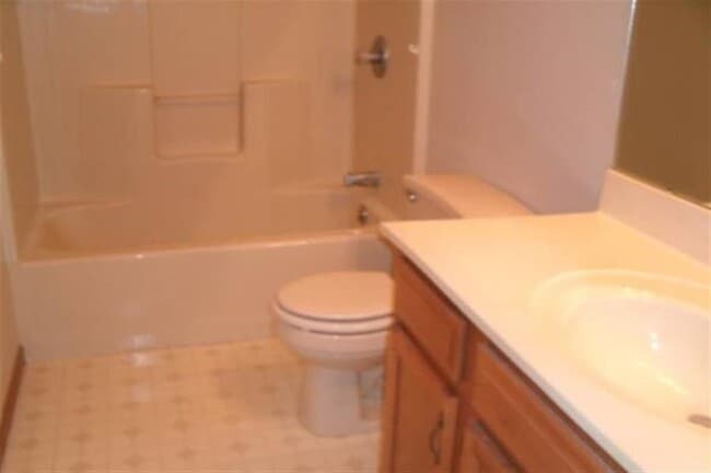 Building Photo - 3504 Thornhill Cir W
