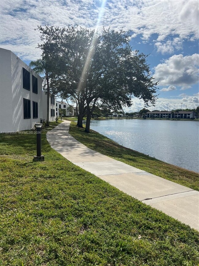 Foto del edificio - 215 Lake Pointe Dr