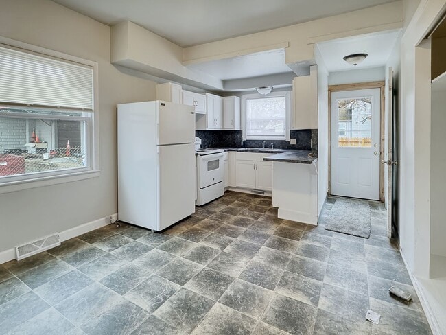 Building Photo - 1068 Godfrey Ave SW