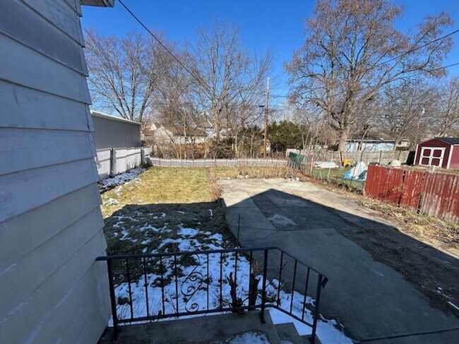 Building Photo - 4 Bed - Bedroom , Bathroom and Laundry on First Floor
