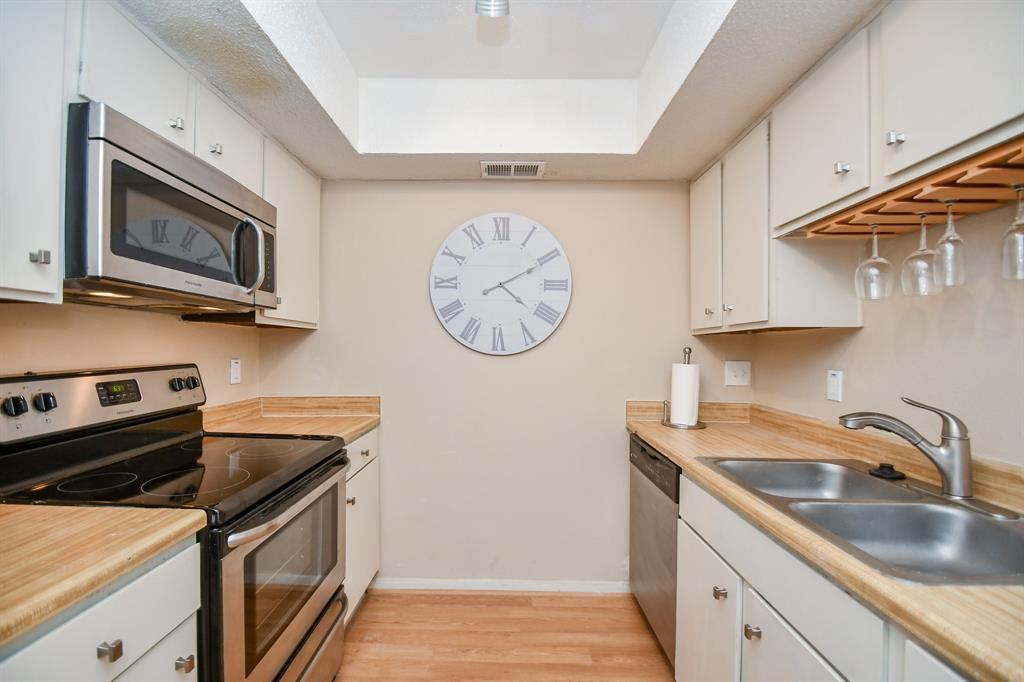 Foto principal - 2832 S Bartell Dr