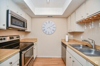 Building Photo - 2832 S Bartell Dr
