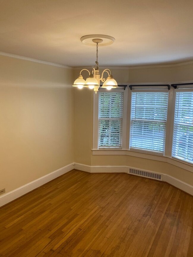 Building Photo - Classic Cottage Home Located In Heart of M...