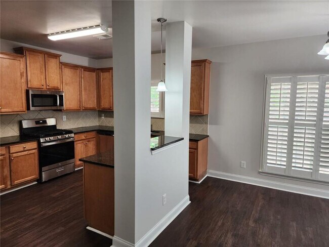 Building Photo - 465 Roland Manor Dr