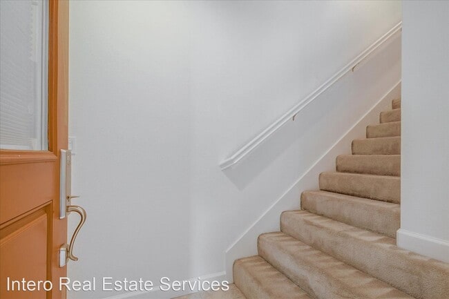Building Photo - 2 br, 2.5 bath House - 958 E Duane Avenue ...