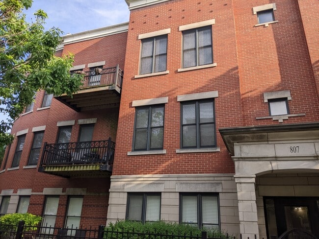 Building Photo - 807 W 14th Pl