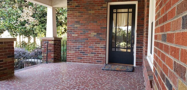 Foto del edificio - 6170 Skylark Rd