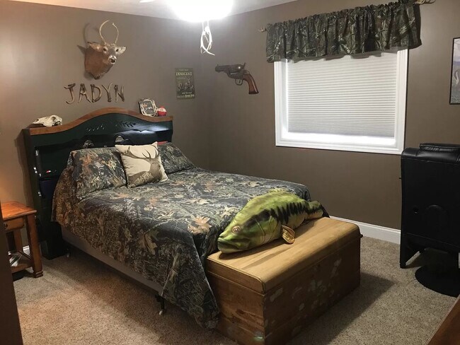 Building Photo - Beautiful 5 Bedroom 3 Bath home Sherman Il...