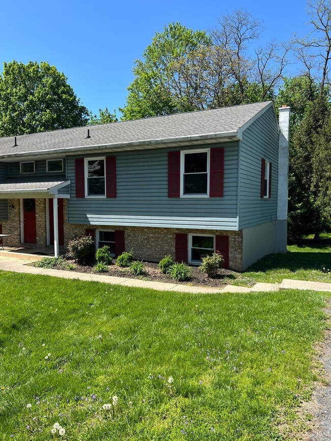 Building Photo - Spacious & Stylish 3-Bedroom 1.5 Bath Hous...