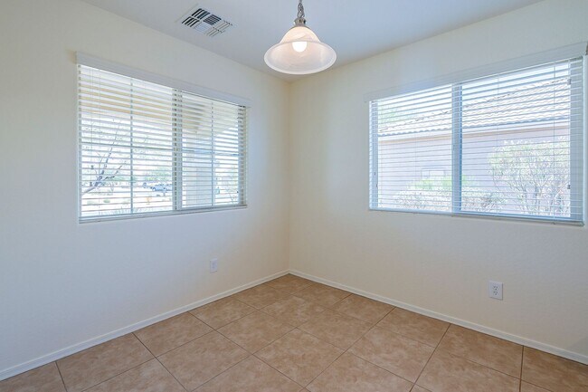 Foto del edificio - October Move in - Four Bedrooms!