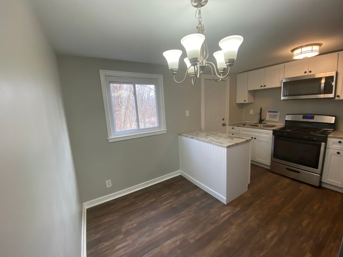 Foto principal - MODERN, TOTALLY UPDATED 2 BEDROOM / 1 BATH...