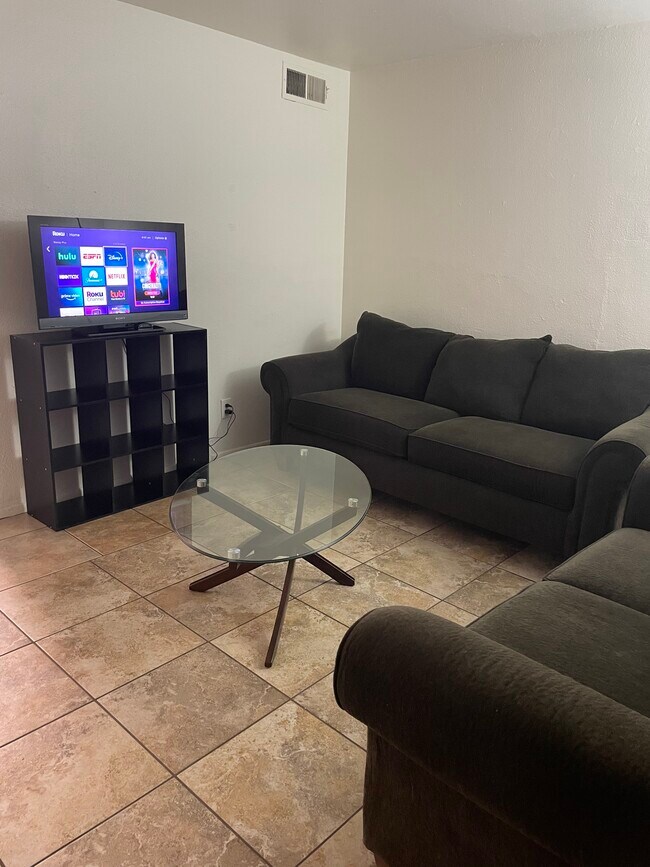 living room - 1314 W Polk St