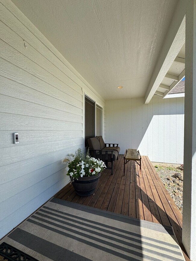 Foto del edificio - Expansive & Modern 4-Bedroom Home for Rent