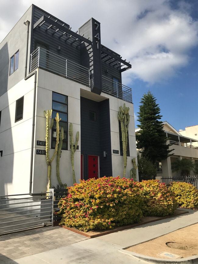 Vista de la acera - 741 Wilcox Ave