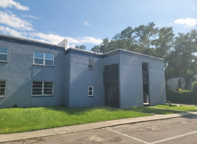 Building Photo - UPDATED 1/1 in Walkable Location w/ Solid Floors, Community Pool, & Washer/Dryer! Avail NOW for $...
