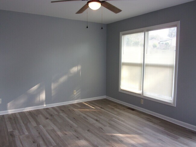 Building Photo - Recently Updated 3 Bedroom 1 Bath Home in ...