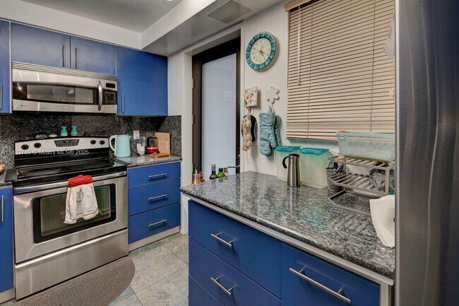 Building Photo - 301 Golden Isles Dr