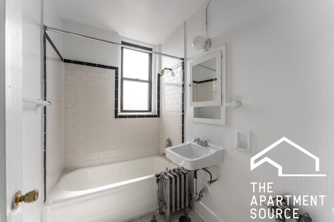 Foto del edificio - 2779 N Milwaukee Ave