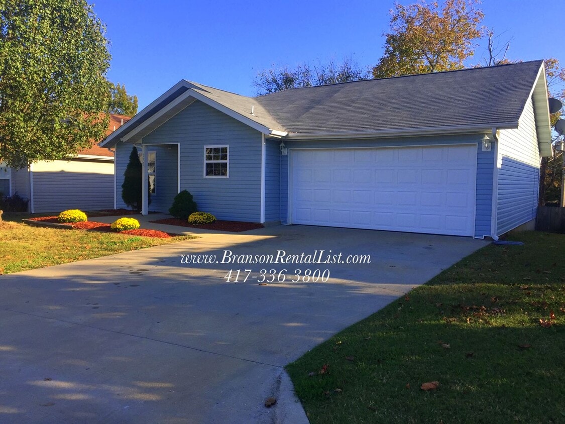 Primary Photo - Large 5 Bedroom with lawn care and a commu...