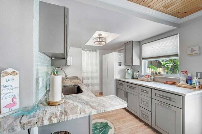 Foto del edificio - 808 Carol Ave