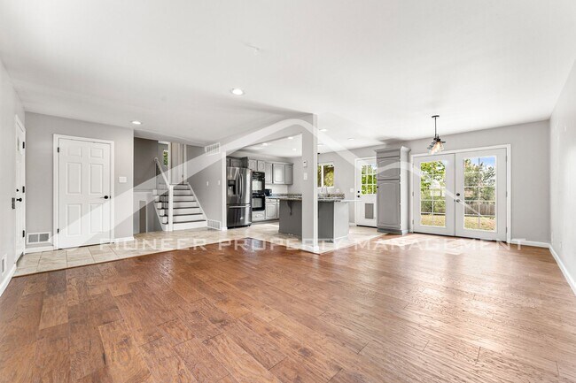 Foto del edificio - Spacious Home with Washer/Dryer and 2 Car ...