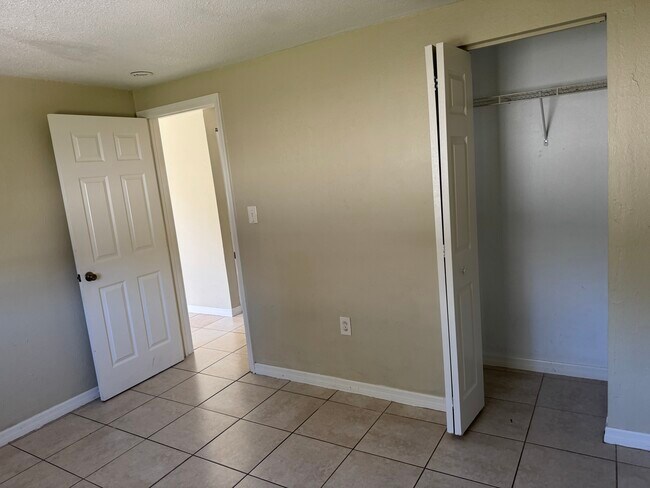 Building Photo - 2495 Bayside St