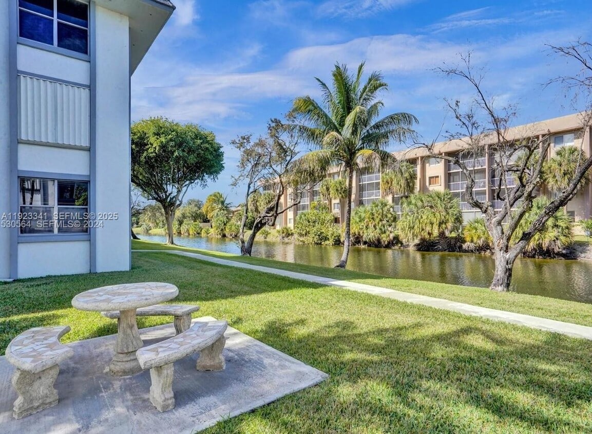 Foto principal - 6705 NW 169th St