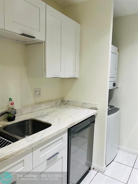 Building Photo - 9936 Twin Lakes Dr