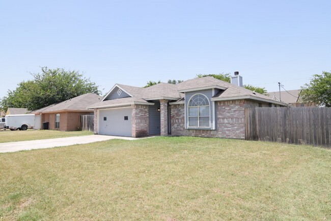 Building Photo - 715 Lisa Ln
