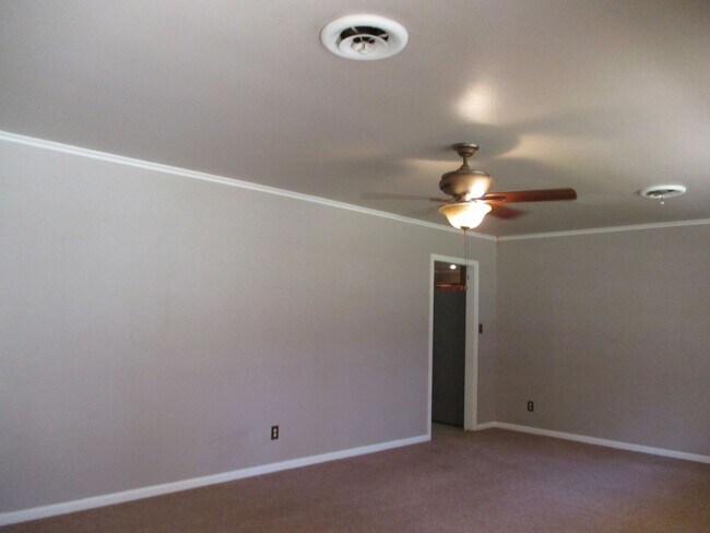 Building Photo - Charming Broadmoor Home