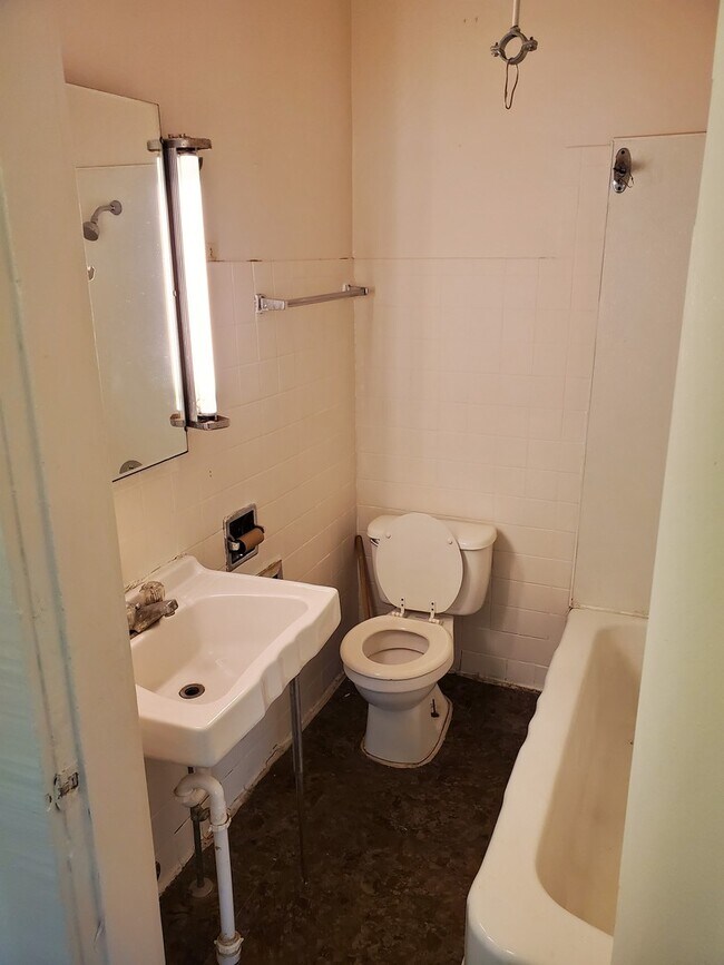 Building Photo - Cozy 3-Bedroom Home with Garage - Great Va...