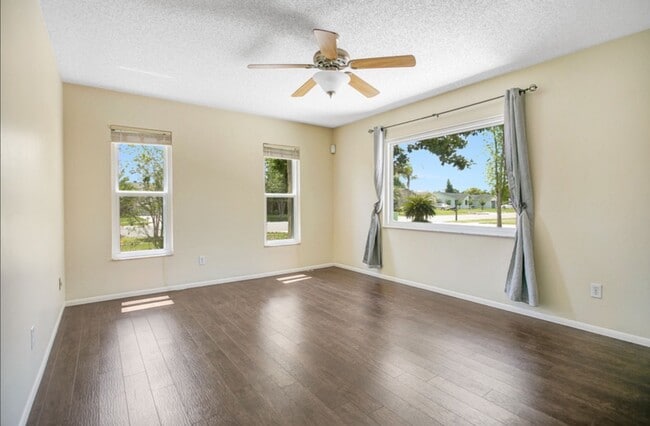 Photo - 137 Peppertree Dr House