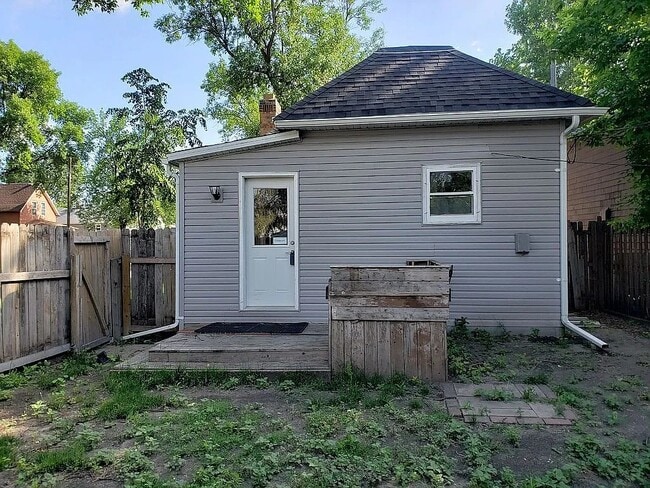 Building Photo - 423 N 8th St