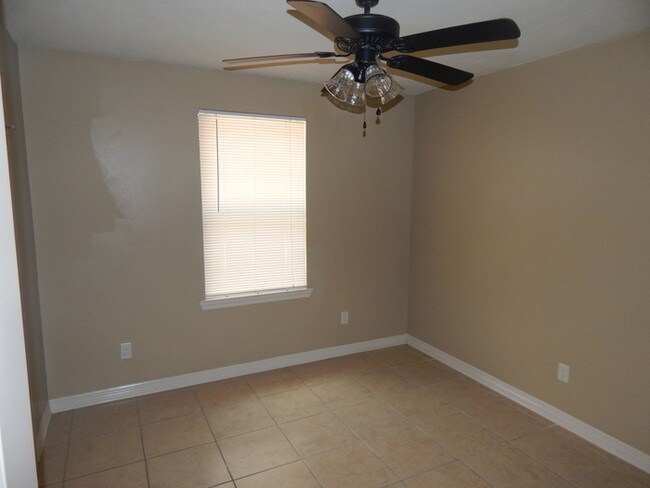 Building Photo - Charming 3 Bedroom Duplex in Tyler!