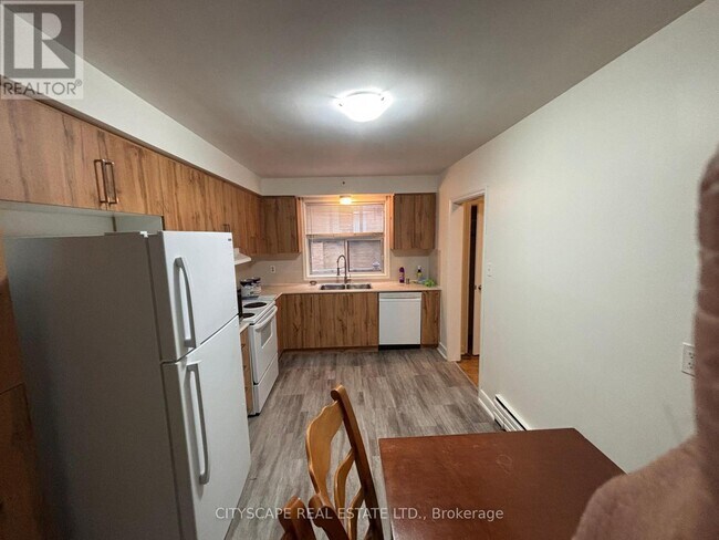 Building Photo - 429 Lawrence Ave