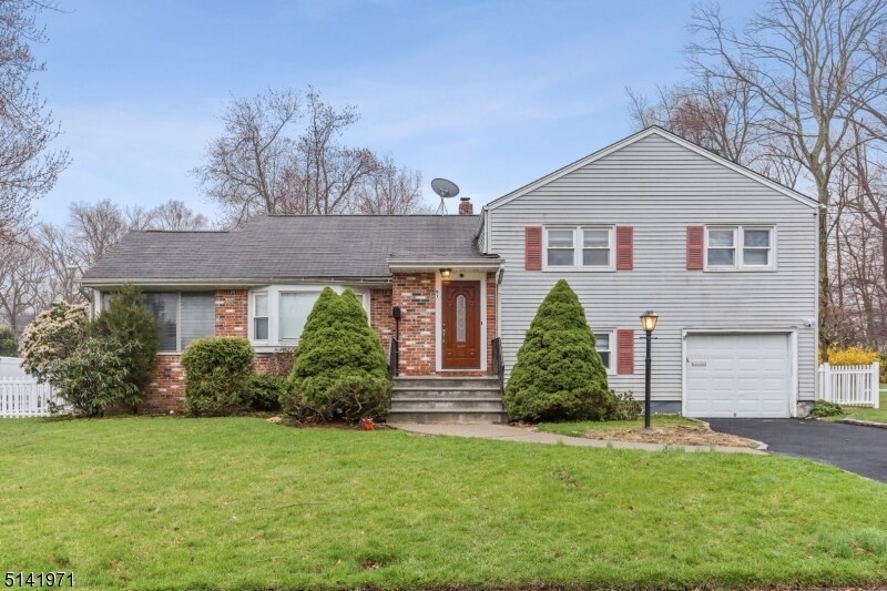 51 Congressional Pkwy, Livingston, NJ 07039 Room for Rent in