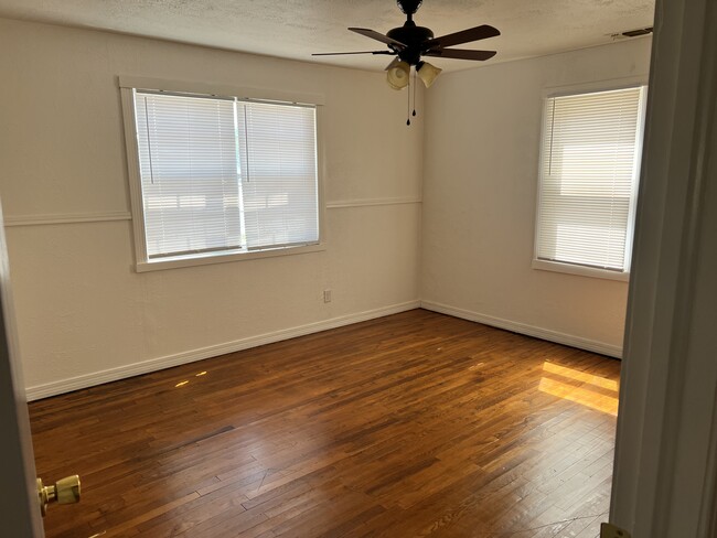 Foto del edificio - 1102 E 7th St