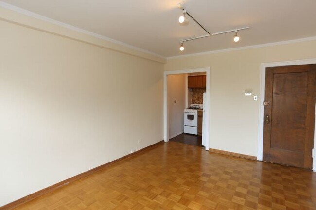 Building Photo - 739 W Belmont Ave