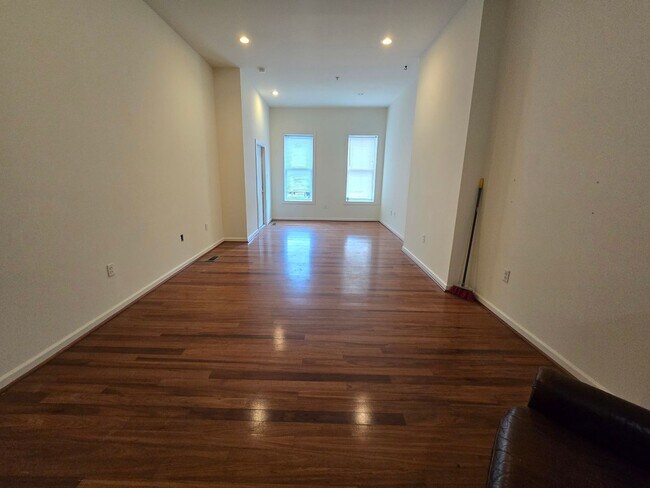 Building Photo - Spacious 3BR/2BTH w/ HW Floors, A/C, W/D, ...
