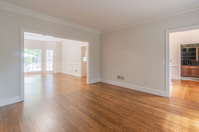 Building Photo - Amazing 5+ bedroom single family home with private pool in desired Saddlebrook Forest