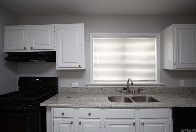 Building Photo - 123 Saunders Dr