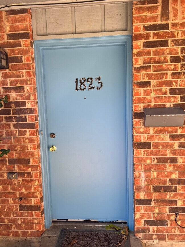 Building Photo - 1823 Randolph Dr