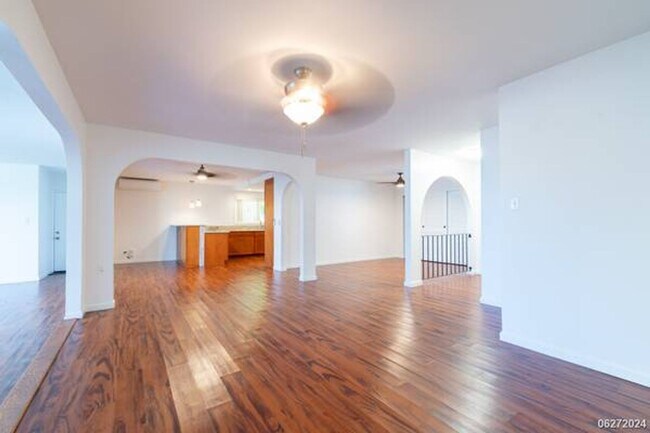 Building Photo - 1417 Onioni St