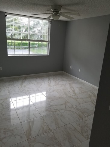 Foto del edificio - 1721 Village Blvd