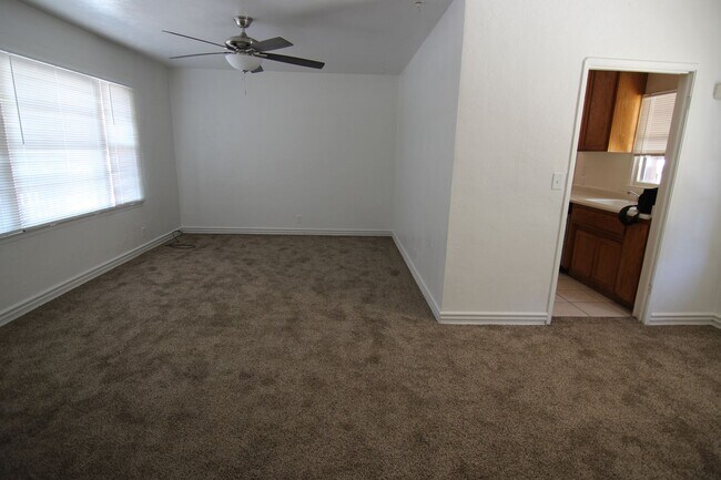 Building Photo - 2 Bedroom, 1 Bath Home