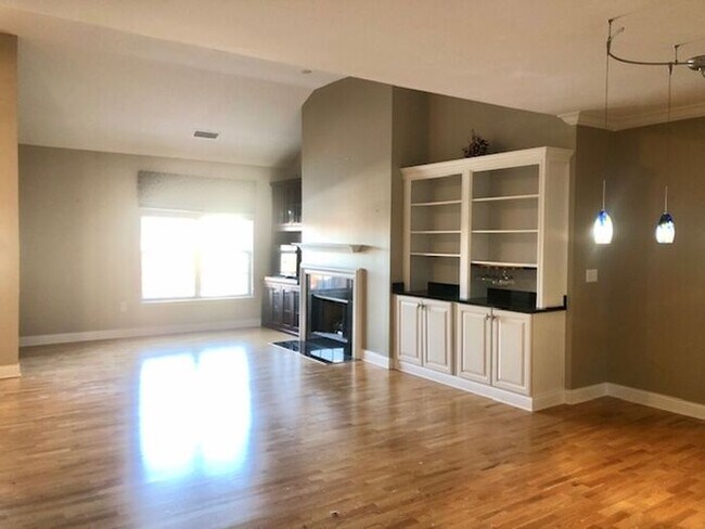 Foto del edificio - Top Floor Condo in Great Carmel Location!