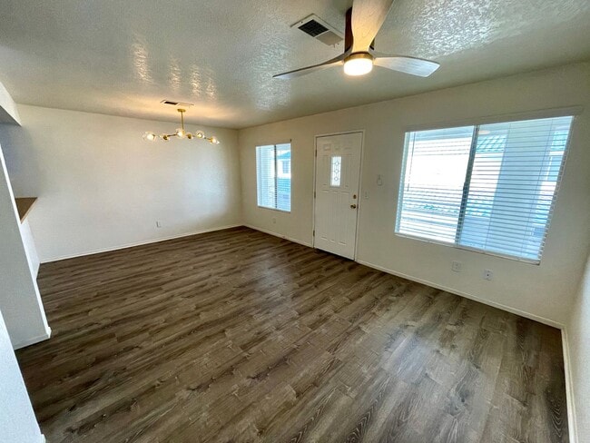 Building Photo - Great 1 Bedroom Condo in the Roadhaven Condos Gated Community!