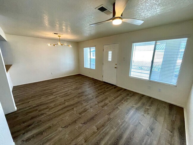 Foto del edificio - Great 1 Bedroom Condo in the Roadhaven Condos Gated Community!