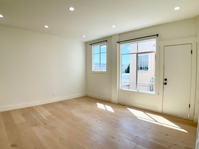 Building Photo - TOP FLOOR REMODELED 2/1. W/D! Dishwasher! ...