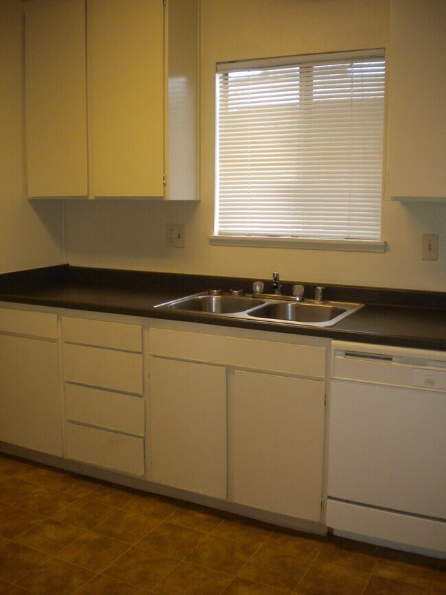 Foto del edificio - 11768 Cedar Ave